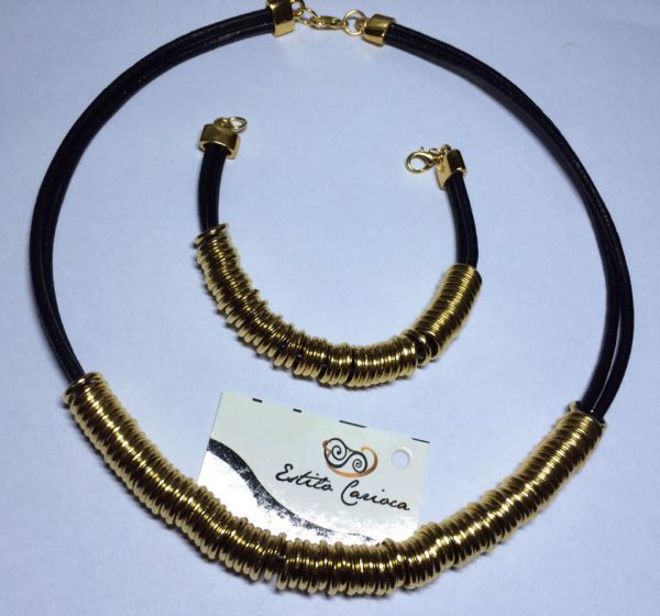 Gargantilha e pulseira em couro natural e banho dourado